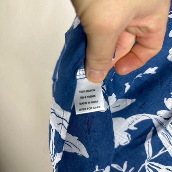 Emily daniels size medium nwt denim white combo 20-1-2 p2p 26”length v neck - Picture 6 of 6